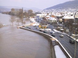 Foto des am Schutzsystem anstehenden Hochwassers