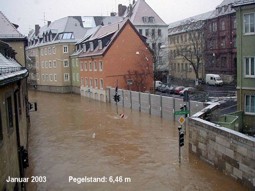 Foto des am mobilen Schutzsystem anstehenden Hochwassers