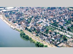Luftbild der Altstadt von Wörth mit frisch gebauter Hochwasserschutzwand