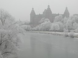 Foto des Mains mit Aschaffenburger Schloss im Winter