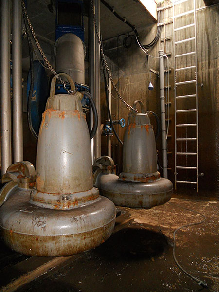 Foto zweier fast mannshöher Pumpen von der Seite