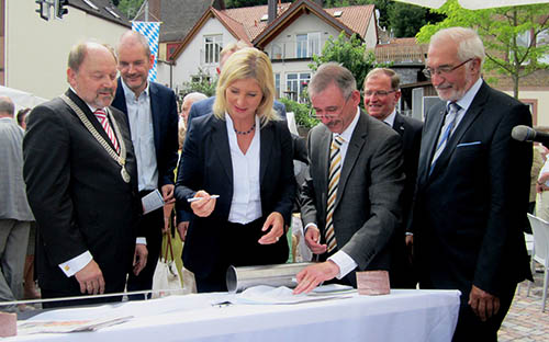 Ministerin Scharf, Amtschef Dr. Herbert Walter, Bürgermeister Helmut Demel und Regierungspräsident Dr. Paul Beinhofer bei der Befüllung der Zeitkapsel