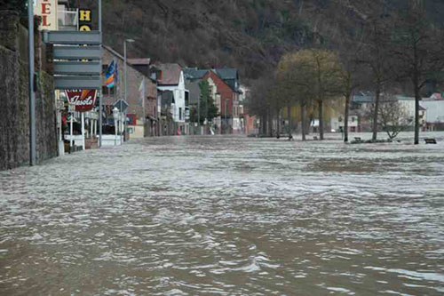 Bild der vollkommen überfluteten Straße