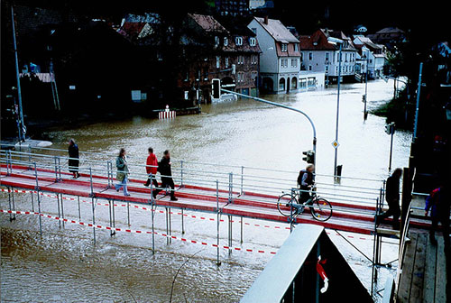 Bild eines Fußgängersteegs über der gefluteten Hauptstraße