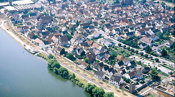 Luftbild der Altstadt von Wörth mit frisch gebauter Hochwasserschutzwand