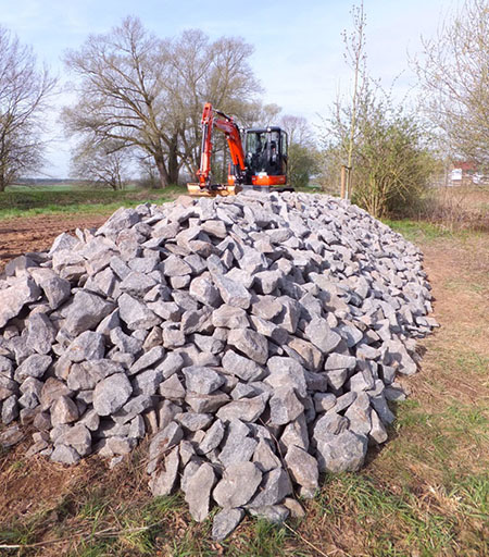 Foto der Baggerarbeiten an der Steinschüttung