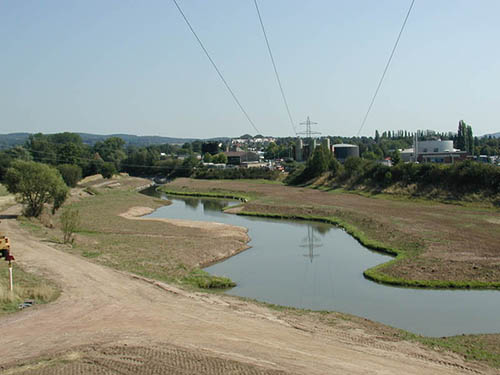 Foto des neu fertig gestellten naturnahen Flussverlaufs