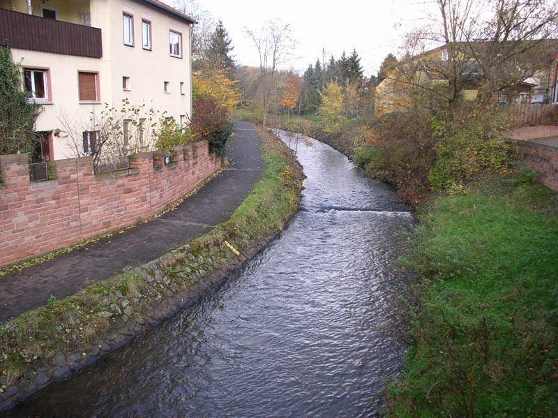 Foto der befestigten Kahl im Ort Foto der befestigten Kahl im Ort