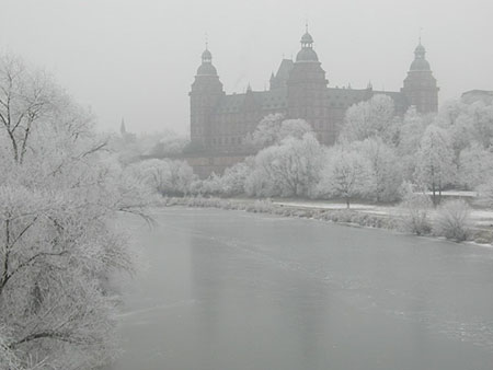 Foto des Mains mit Schloss und Schnee