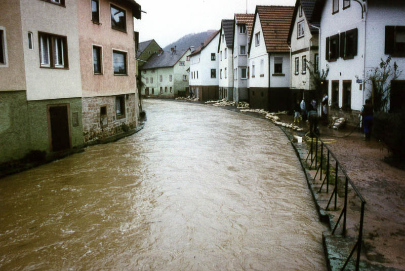 Foto des noch stark angeschwollenem Flusses in der Stadt Amorbach Foto des noch stark angeschwollenem Flusses in der Stadt Amorbach