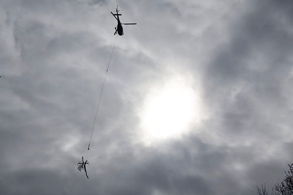 Foto des Helikopters mit Last