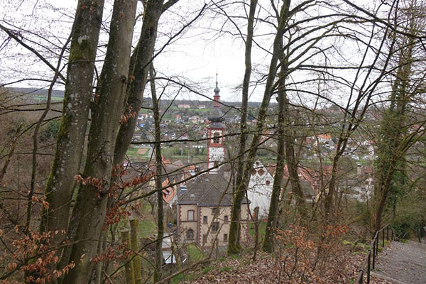 Foto der anschließenden Bebauung mit Kirche