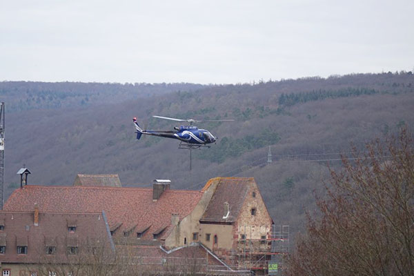 Foto des Helikopters über der Burg