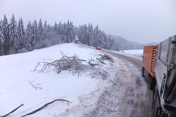 Foto eines Aggregates auf der verschneiten Straße.