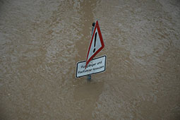 Foto mit Hochwasser-Warnschild im Hochwasser