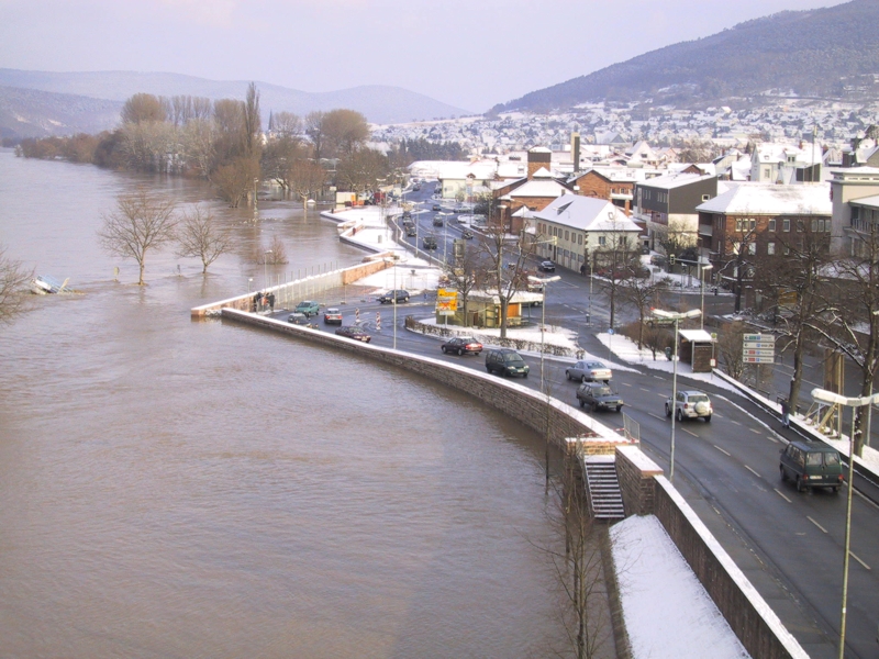 Foto des am Schutzsystem anstehenden Hochwassers Foto des am Schutzsystem anstehenden Hochwassers