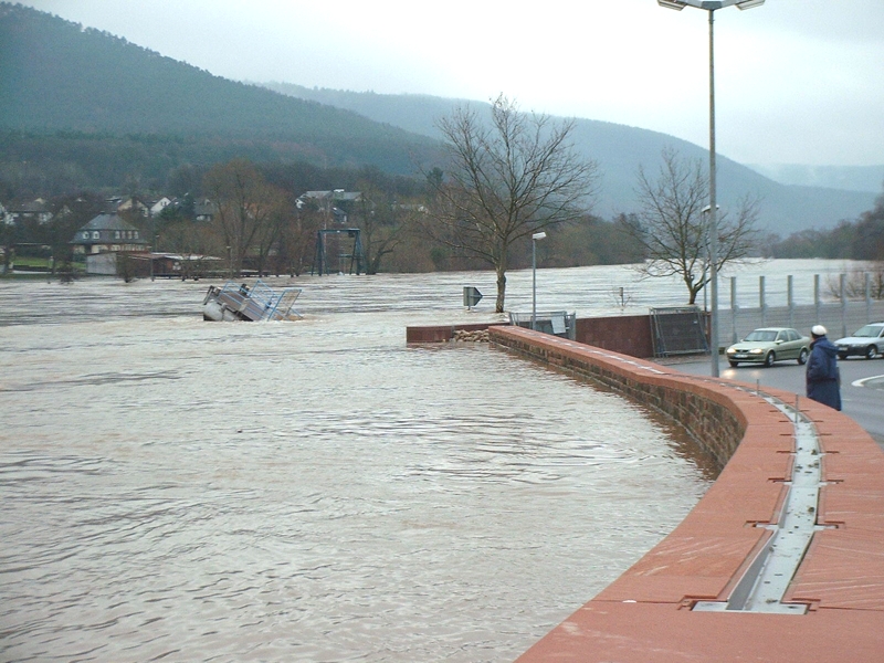 Foto des am Schutzsystem anstehenden Hochwassers Foto des am Schutzsystem anstehenden Hochwassers