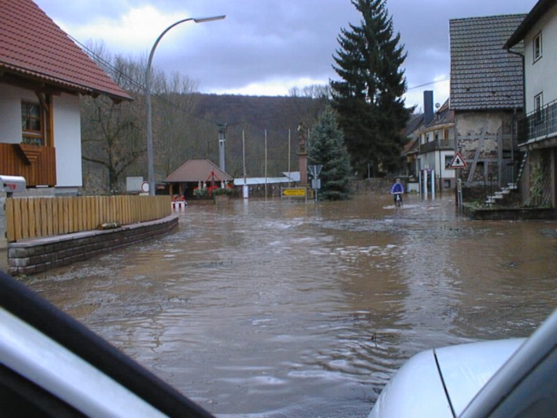 Foto auf das Hochwasser auf der Straße Foto auf das Hochwasser auf der Straße