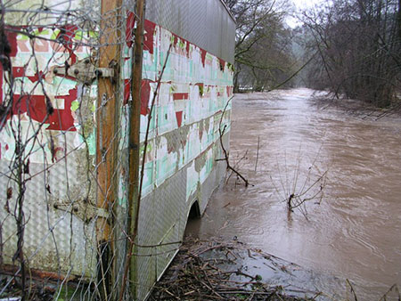 Foto des Hochwassers mit LKW-Aufbau