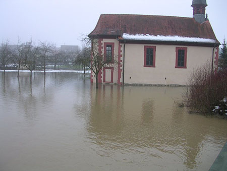 Foto mit im Hochwasser stehender Kapelle